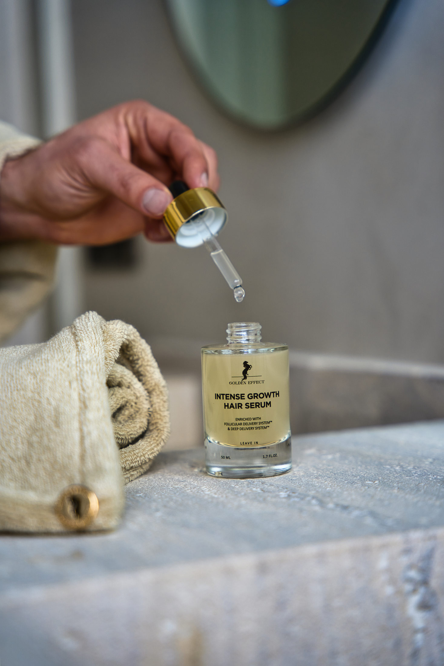 Golden Effect serum pipette application detail